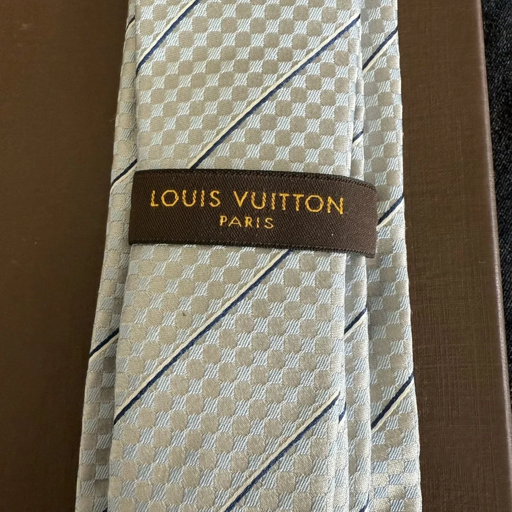 Elegant LV Striped Tie in Blue and gray - Picture 4 of 5